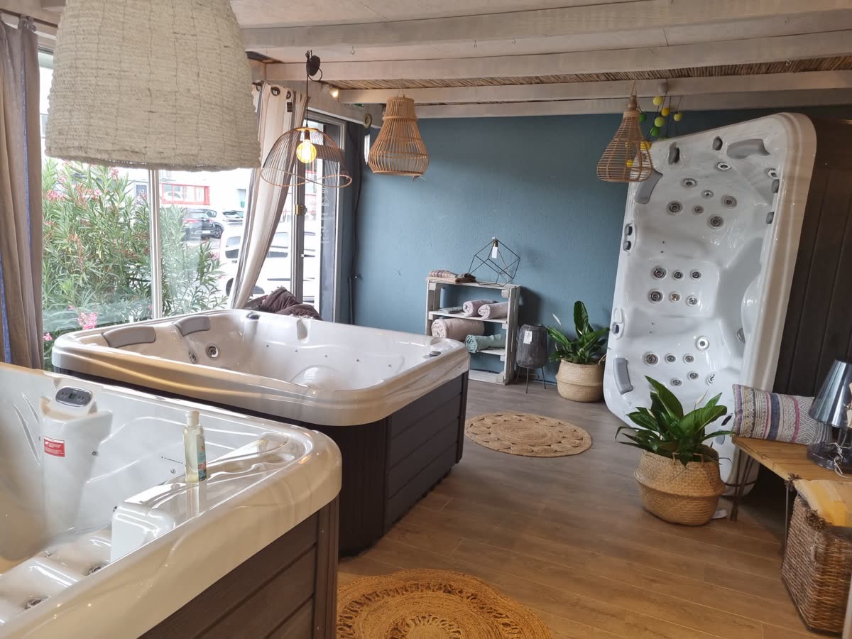 Spas Wellis exposés dans le showroom d'Evasion Piscines 04 à Manosque